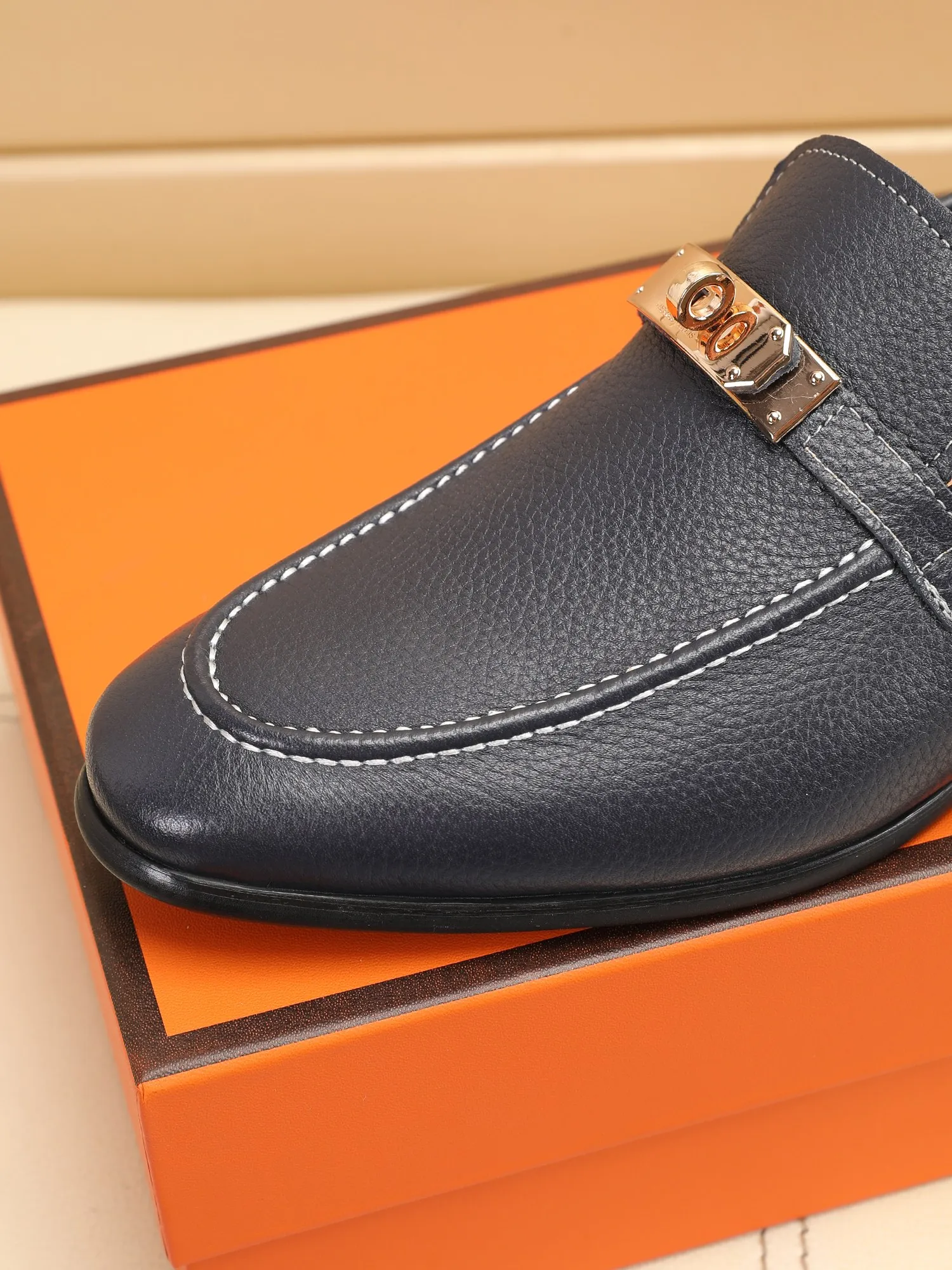 Factory price 440💶[HERMES] (cowhide lining)🍀Italian top luxury🍀He does not pursue novel styles and gorgeous colors, but attracts the favor of successful men with his flawless, elegant and classic style! This very, very comfortable, simple and stable style makes it easy to match any style! The pattern is absolutely 1:1 refined from the original case, and we strive for excellence in materials, imported cowhide + cowhide lining💪💪💪extraordinary texture👍! .Code number: 39 to 44 (38.4546 customized)
